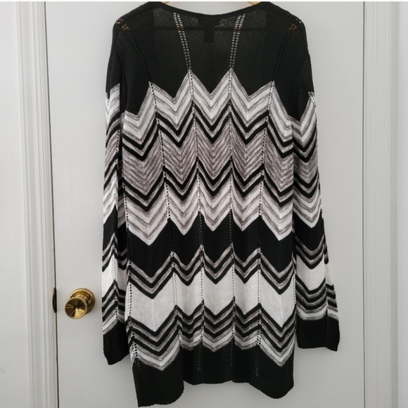 Avenue || (18/20) Black White Gray Chevron Print Open Front Cardigan Sweater - Picture 2 of 6